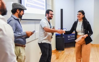 mujer recibiendo certificado