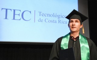  David Campos posa como el primer ingeniero no vidente graduado en Costa Rica. 