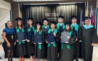 imagen de los ocho estudiantes graduados de la carrera de Ingeniería en Producción Industrial.