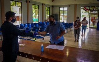 Imagen de entrega de los títulos, en la graduación del Técnico de Administración de Empresas.