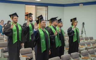 los jóvenes graduandos en la juramentación