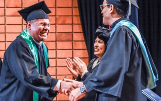 Piterson Gónzalez Zúniga recibiendo título acto graduación
