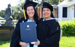 Las dos mujeres con togas mostrando el título