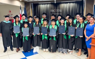 graduandos centro académico limón