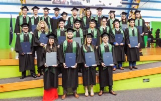 Las personas graduadas posan con el director del Campus.