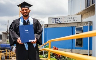 Fotografía del graduado sosteniendo el título. 