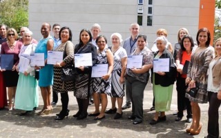 graduados_y_profesores_posando_con_titulos_frente_escuela_administracion_de_empresas_