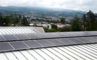 Paneles solares sobre un tejado.