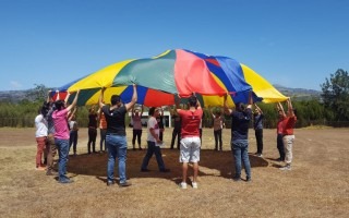 Imagen de varios estudiantes en una actividad recreativa.