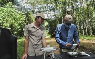 imagen de dos personas configurando un drone