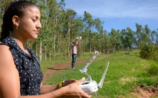 mujer con dron en la mano