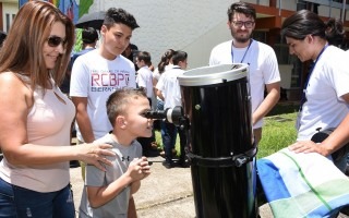 niño viendo a través de telescopio