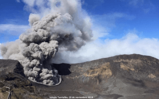 volcán en erupción