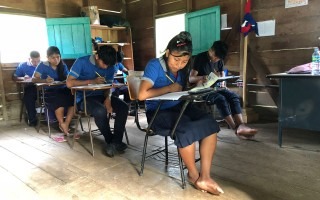 estudiantes indígenas en un escritorio haciendo examen.  