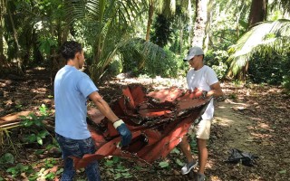 dos personas recolectan basura en isla Uvita 