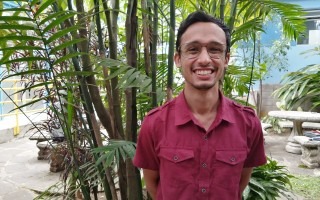 Ricardo Villalobos Vargas, estudiante de Arquitectura y Urbanismo del TEC, posa muy sonriente en un jardín del Campus TEC San José.