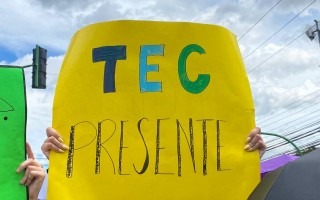 persona con cartel del tec 