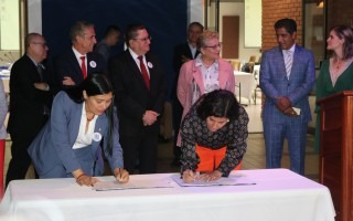 En la fotografía, la rectora del TEC, María Estrada firma el acuerdo del FEES 2024 con el Gobierno.