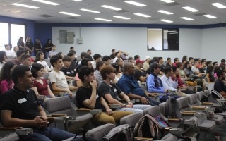 Imagen de varios estudiantes en el aula.