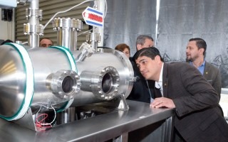 presidente observando el laboratorio de plasma 