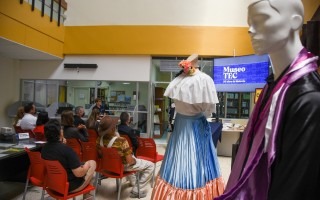 Vestidos típicos antiguos expuestos en la biblioteca. 