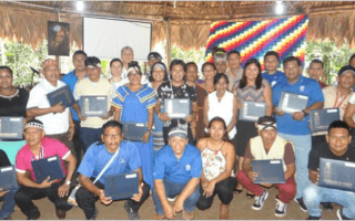 Graduación de un grupo de indígenas.