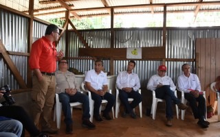 Un hombre de pie expone ante los rectores