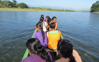 INDÍGENAS EN BOTE SOBRE EL RÍO TELIRE