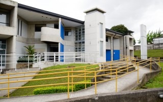 Fachada de uno de los edificios de las instalaciones del TEC en Zapote