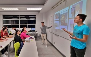 jóvenes exponiendo en clase.