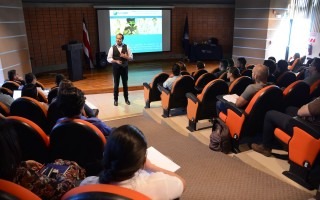 juan_manuel_garcia_experto_en_innovacion_sustentable_posando_en_auditorio_