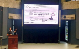 Experto en inteligencia artificial dando la charla
