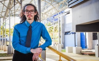 Estudiante posando para la cámara