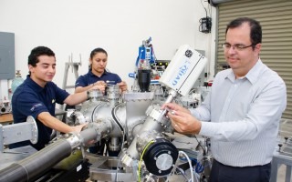 Iván Vargas en un laboratorio 