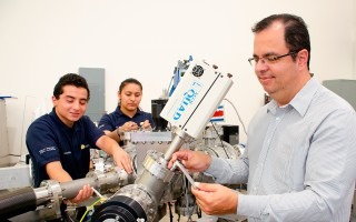 ivan vargas con estudiantes en laboratorio