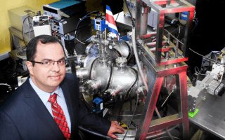 Dr. Iván Vargas junto al Stellarator de Costa Rica 1 (SCR-1) (OCM-TEC)