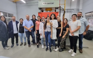 Imagen de varios investigadores del proyecto en deformación plástica severa.