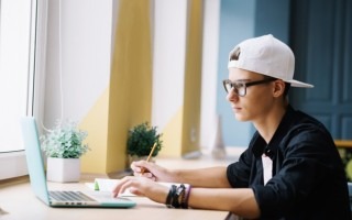 imagen de un estudiante frente a la computadora