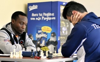 Dos jugadores de ajedrez frente al tablero.