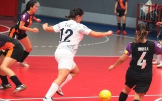 Jugadora de futsal del TEC conduce el balón.