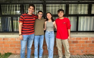 Imagen de cuatro estudiantes posando para la fotografía.