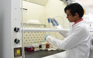 Estudiante del TEC trabajando en laboratorio. 