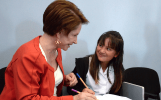 En la fotografía una de las científicas, Eugenia Flores, comparte durante el lanzamiento con Abril Saborio de 10 años.