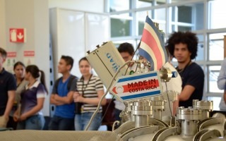 personas en laboratorio de plasmas del TEC 