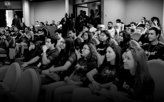 estudiantes en auditorio 