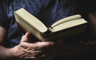 MANO DE PERSONA CON LIBRO