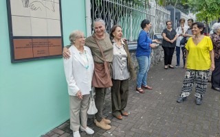 Las tres artistas sonríen, junto a la obra. 