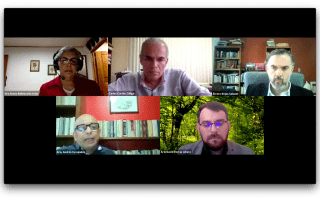 Captura de pantalla con la imagen de los 4 ponentes y el moderador.