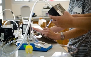 Unas manos trabajando en un laboratorio. 