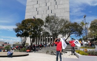 Personas manifestándose frente al edificio de la Asamblea Legislativa.